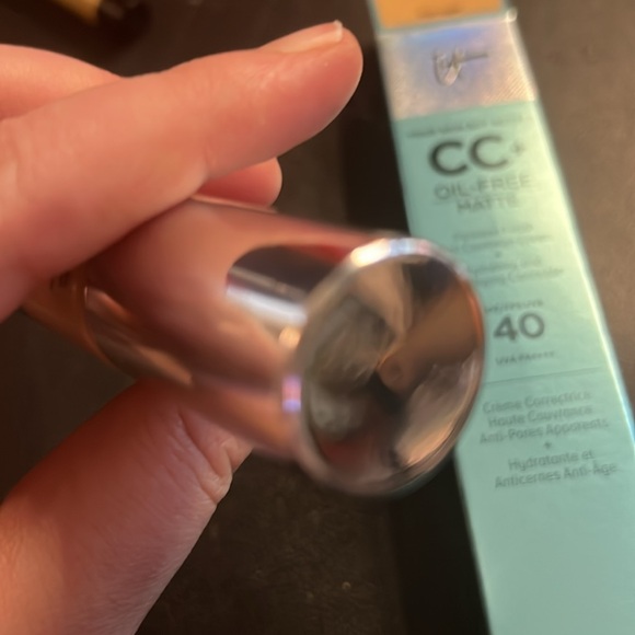 IT Cosmetics Cream Foundation with SPF 40 in Fair/Light - Picture 12 of 15